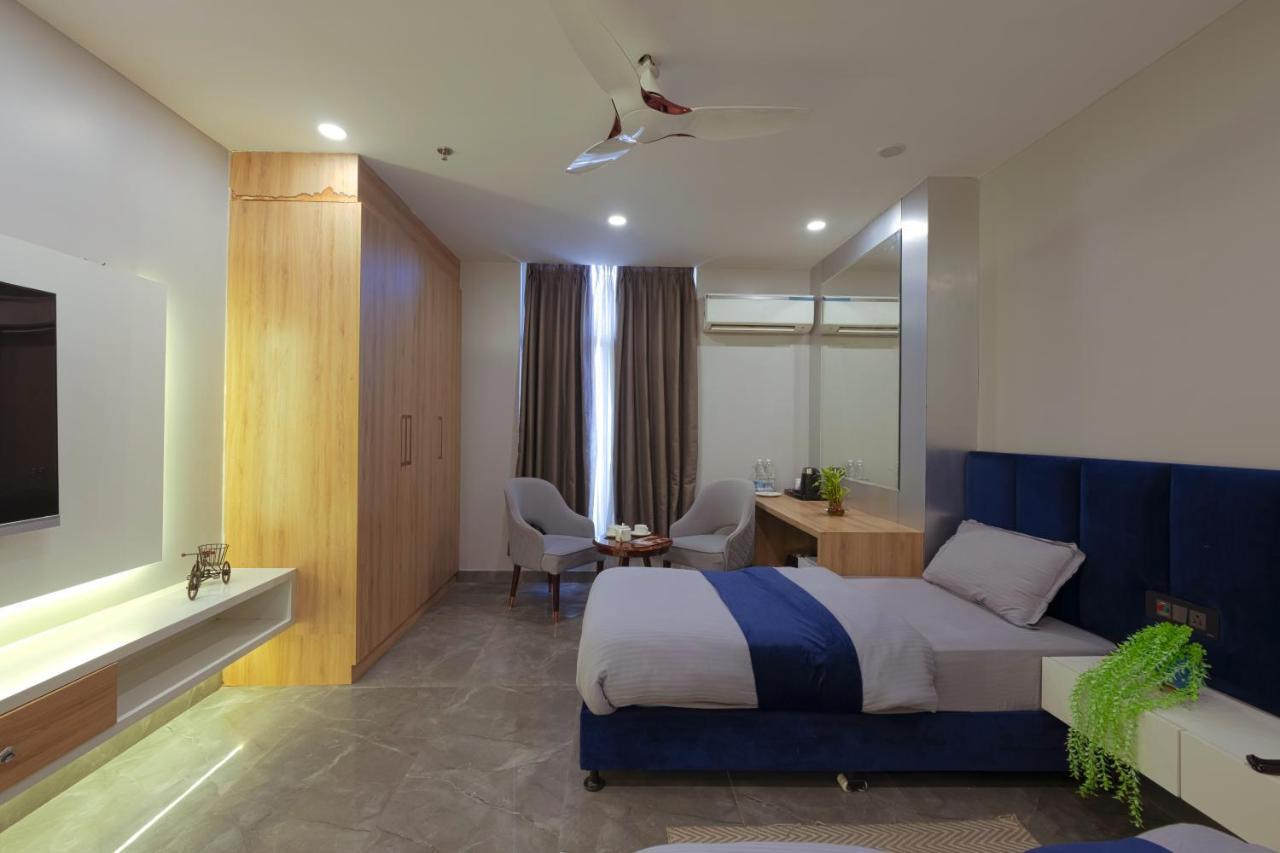 Hotel Bay Laurel Retreat Фаридабад Экстерьер фото