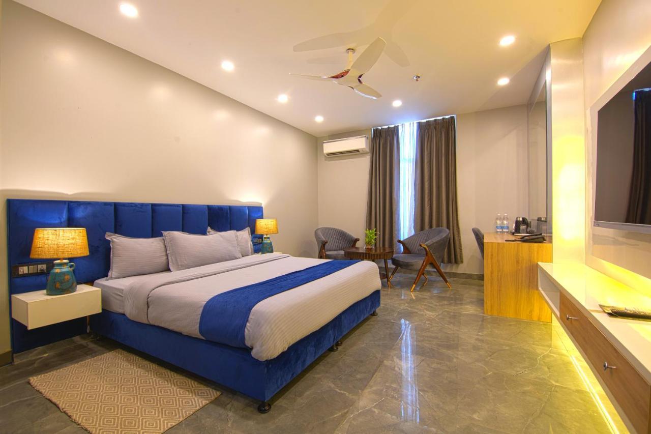 Hotel Bay Laurel Retreat Фаридабад Экстерьер фото